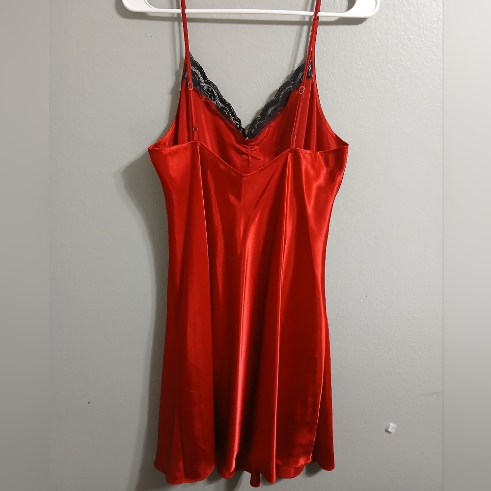 Elegant Red Satin‎ Nightgown with Lace Trim - Picture 5 of 10